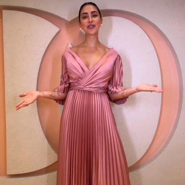 Vestido Longo  plissado com mangas